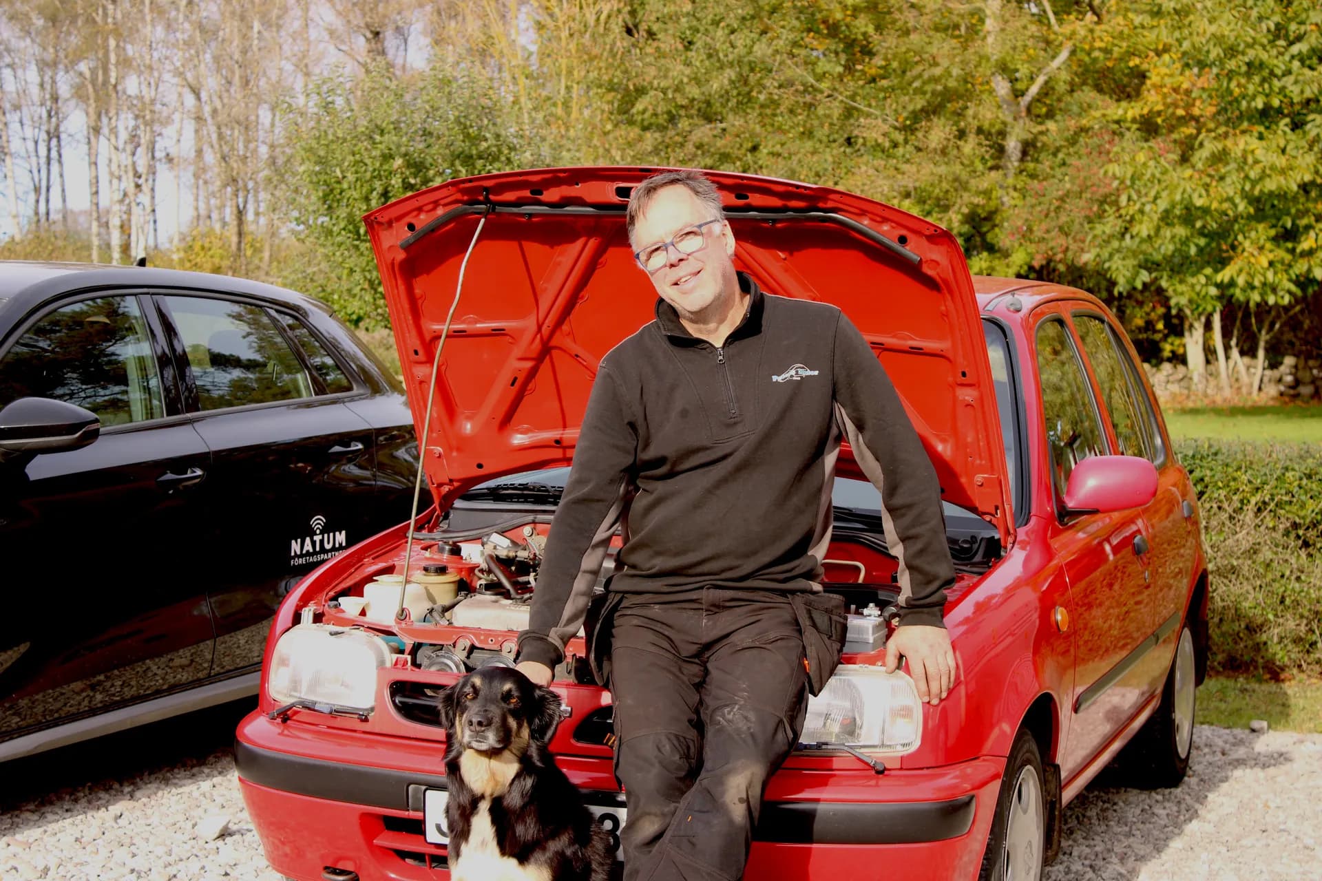 Peter på Peters Motor med sin hund